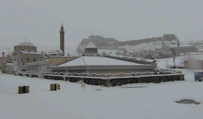 karsta-bahari-erteleyen-kar-yagisi-ve-sehir-genelinde-uyanan-beyaz-manzara-mpQDfzr3.jpg