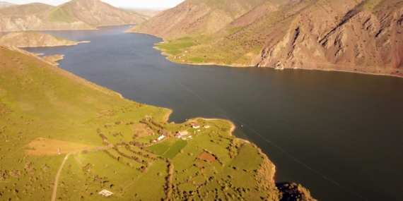 Keban Baraj Gölü’nde Bahar Manzaraları: Drone ile Günbatımı ve Doğanın Canlanışı