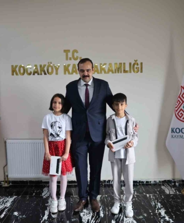 kurban-bayrami-coskusu-ve-yeni-yuzler-cocuklar-kaymakamlik-koltugunda-temsili-gorevde-McPUIih9.jpg