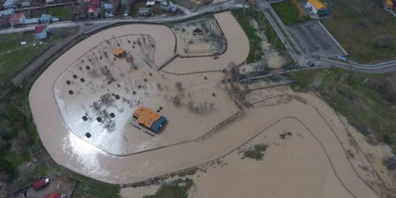 Malazgirt’te Sağanak Sonrası Su Baskını: Dere Taştı, Evler ve Bahçeler Zarar Gördü