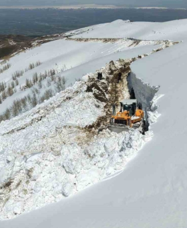 musun-yuksek-kesimlerinde-karla-mucadele-ulasim-icin-yol-acma-seferberligi-9QfhpjFY.jpg