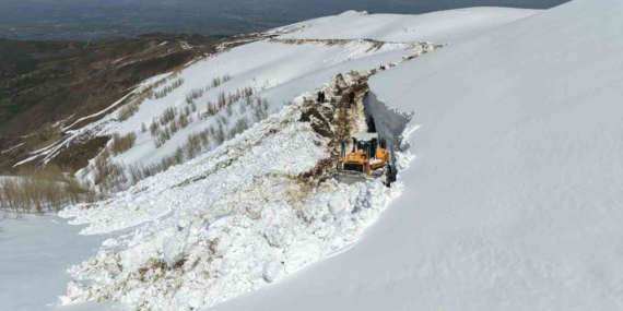 musun-yuksek-kesimlerinde-karla-mucadele-ulasim-icin-yol-acma-seferberligi-9QfhpjFY.jpg