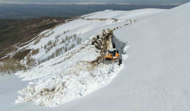 musun-yuksek-kesimlerinde-karla-mucadele-ulasim-icin-yol-acma-seferberligi-9QfhpjFY.jpg