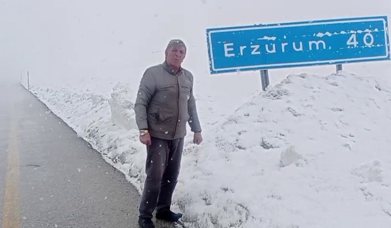 palandoken-gecidinde-bahar-baskini-tipi-ve-kar-yagisi-yol-guvenligini-zorluyor-ZpALka39.jpg