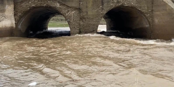Patnos’ta Dağlardan Gelen Kar Suyu Derelerde Coştu: Taşkın Riski ve Dayanışma Görüntüleri