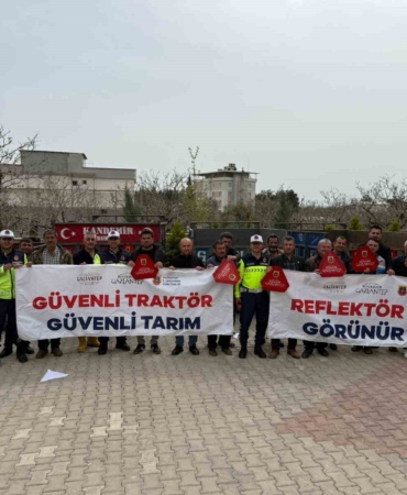 reflektor-tak-gorunur-ol-gaziantepte-traktor-suruculeri-icin-bilgilendirme-ve-reflektor-dagitimi-qi5mlRQj.jpg
