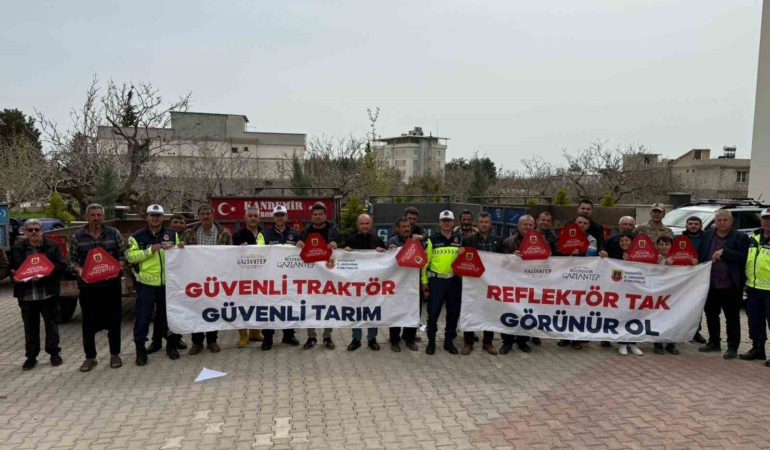 reflektor-tak-gorunur-ol-gaziantepte-traktor-suruculeri-icin-bilgilendirme-ve-reflektor-dagitimi-qi5mlRQj.jpg
