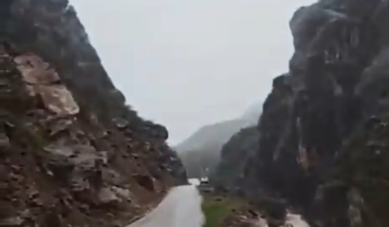 semdinli-bogazkoy-yolunda-heyelan-sonrasi-ulasim-kesintisi-yagislar-butun-bolgede-tedbirleri-artirdi-7kR1eFub.jpg