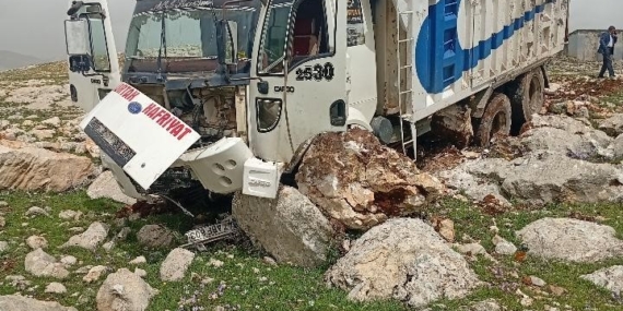 Silvan’da Hafriyat Kamyonu Freni Boşalınca Taşlara Çarptı: Sürücü Yaralandı