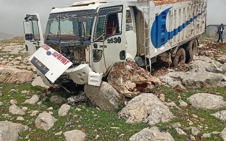 silvanda-hafriyat-kamyonu-freni-bosalinca-taslara-carpti-surucu-yaralandi-7ps5Ik7d.jpg