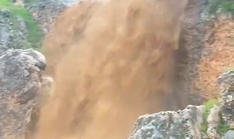 Silvan’da Yağışların Ardından Şelalenin Coşkusu ve Doğanın Canlanması