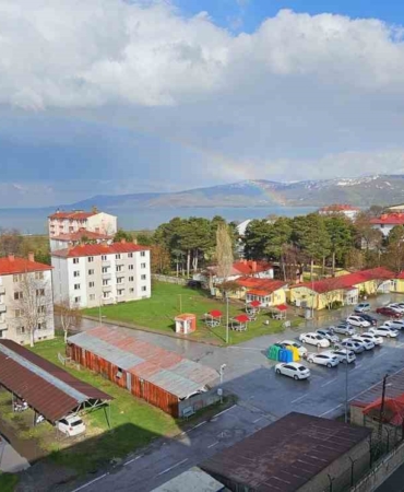 tatvanda-yagis-sonrasi-gokkusagi-van-golu-ve-sehir-merkezi-camgobegiyle-senlendi-LW4cTTxt.jpg
