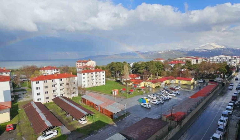 tatvanda-yagis-sonrasi-gokkusagi-van-golu-ve-sehir-merkezi-camgobegiyle-senlendi-LW4cTTxt.jpg