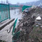 yuksekovada-saganak-ve-eriyen-kar-sebebiyle-olusan-dere-tasimasi-istinat-duvari-coktu-ve-karsilik-QKVrs9Sa.jpg