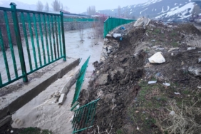 yuksekovada-saganak-ve-eriyen-kar-sebebiyle-olusan-dere-tasimasi-istinat-duvari-coktu-ve-karsilik-QKVrs9Sa.jpg