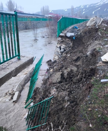 yuksekovada-saganak-ve-eriyen-kar-sebebiyle-olusan-dere-tasimasi-istinat-duvari-coktu-ve-karsilik-QKVrs9Sa.jpg