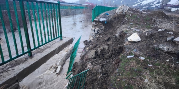Yüksekova’da Sağanak ve Eriyen Kar Sebebiyle Oluşan Dere Taşıması: Istinat Duvarı Çöktü ve Karşılık Önlemler Alındı