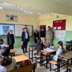 dicle-kaymakami-atis-kirsal-okullarda-ogrenciler-ve-ogretmenlerle-bulustu-nXBArCQJ.jpg