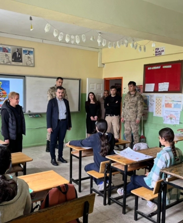 dicle-kaymakami-atis-kirsal-okullarda-ogrenciler-ve-ogretmenlerle-bulustu-nXBArCQJ.jpg