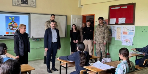 Dicle Kaymakamı Atış, Kırsal Okullarda Öğrenciler ve Öğretmenlerle Buluştu