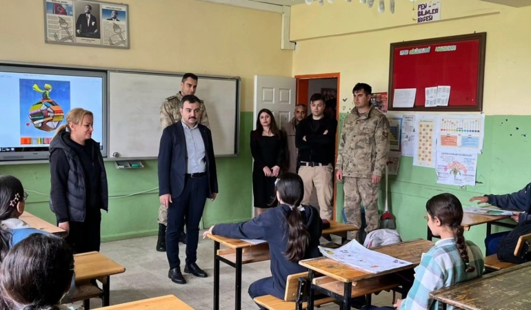 dicle-kaymakami-atis-kirsal-okullarda-ogrenciler-ve-ogretmenlerle-bulustu-nXBArCQJ.jpg