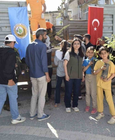 diclede-fidan-dagitimiyla-gelecege-nefes-yaklasik-1500-fidan-ucretsiz-dagitildi-BwYSty4U.jpg