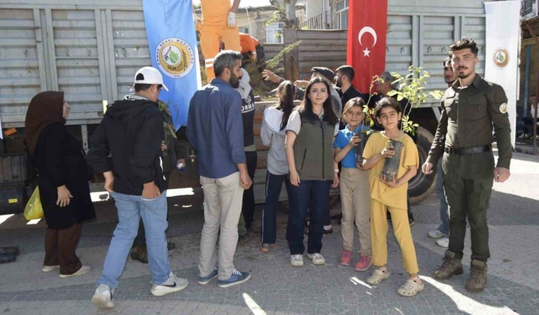diclede-fidan-dagitimiyla-gelecege-nefes-yaklasik-1500-fidan-ucretsiz-dagitildi-BwYSty4U.jpg