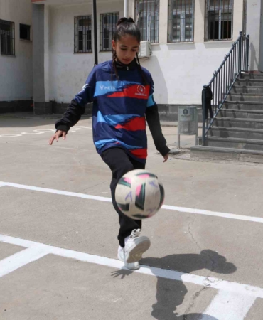 diyarbakir-kiz-futbol-takimi-turkiye-finallerine-uzun-yolculugu-tamamliyor-lPsmp1xR.jpg