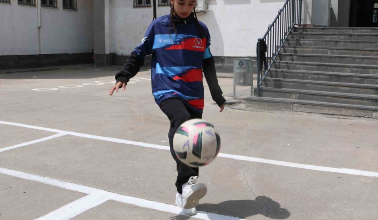 diyarbakir-kiz-futbol-takimi-turkiye-finallerine-uzun-yolculugu-tamamliyor-lPsmp1xR.jpg
