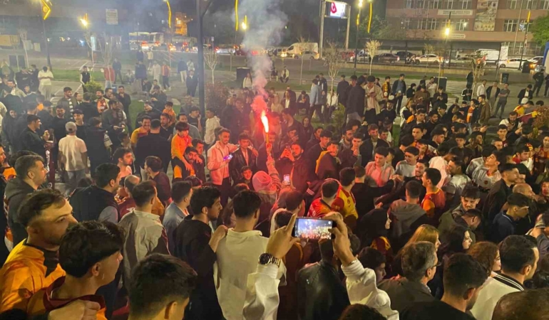 elazigda-galatasaray-sampiyonluk-coskusunu-yasatti-26-basariya-coskulu-kutlama-8WCAp35Y.jpg