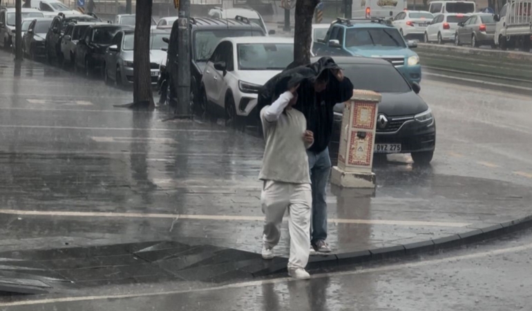 gaziantepte-aniden-yagis-vatandaslar-hazirliksiz-yakalandi-4Sdxzh3p.jpg