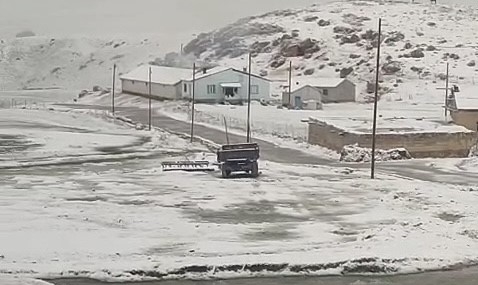 Gürpınar’da Mayıs Sonu Kar Yağışı: Yükselen Sıcaklıkla Gelen Soğuklar Tarımı Etkiledi