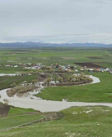 kalkankalede-taskin-alarmi-karahan-cayi-tarim-arazilerini-vurdu-VBKW4CqZ.jpg