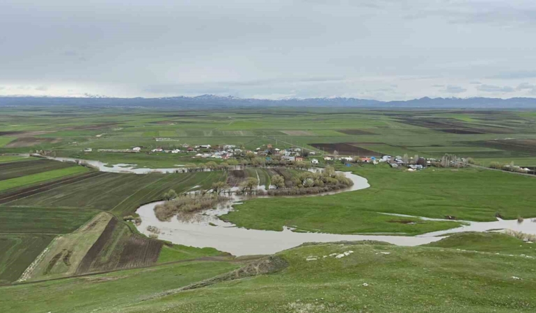 kalkankalede-taskin-alarmi-karahan-cayi-tarim-arazilerini-vurdu-VBKW4CqZ.jpg