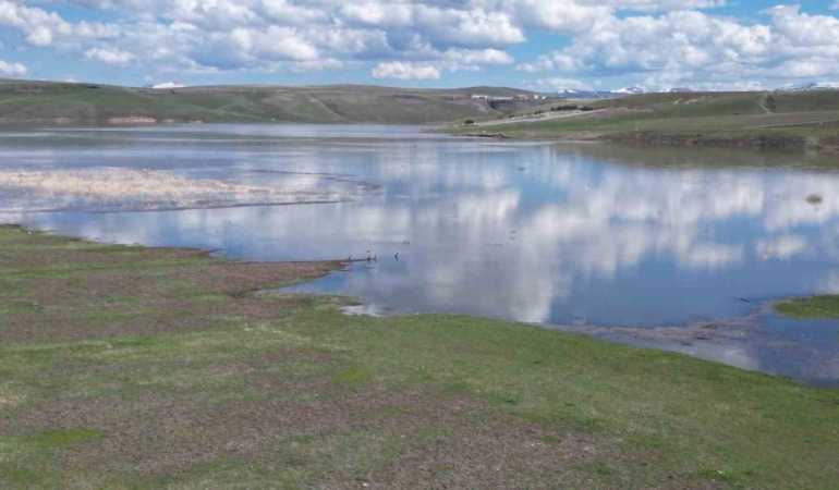 kars-baraj-golu-gokyuzuyle-butunlesen-masmavi-derinlikler-BN34lUnN.jpg