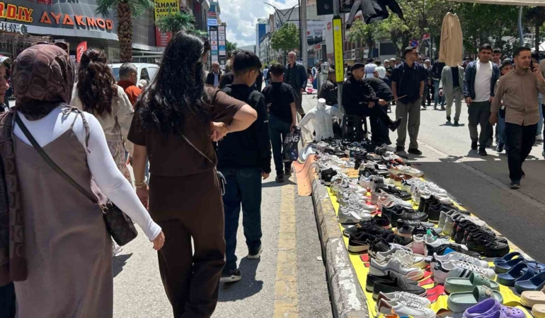 kurban-bayrami-alisverisinde-cumhuriyet-caddesinde-yogunluk-hem-esnafi-hem-halki-memnun-etti-1WUJ2z7N.jpg
