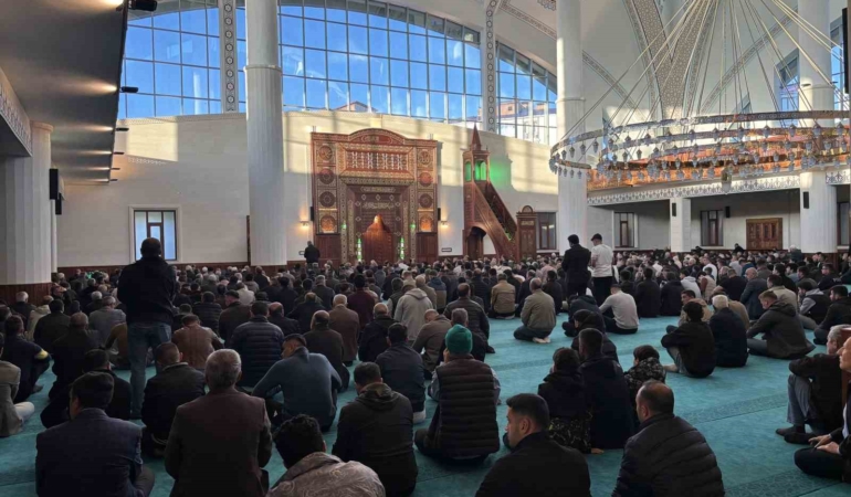 kurban-bayrami-namazi-icin-camiler-hinca-hinc-dolu-XVlzIlPO.jpg
