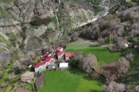 mereto-dagi-eteklerinde-dogal-kar-tunelleri-ve-kar-magaralari-doga-tutkunlari-icin-buyuleyici-bir-SGUatRmj.jpg