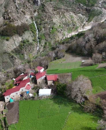 mereto-dagi-eteklerinde-dogal-kar-tunelleri-ve-kar-magaralari-doga-tutkunlari-icin-buyuleyici-bir-SGUatRmj.jpg