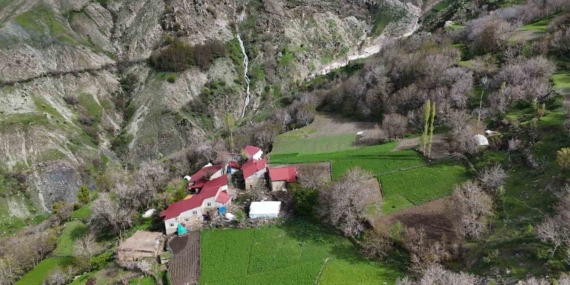 mereto-dagi-eteklerinde-dogal-kar-tunelleri-ve-kar-magaralari-doga-tutkunlari-icin-buyuleyici-bir-SGUatRmj.jpg
