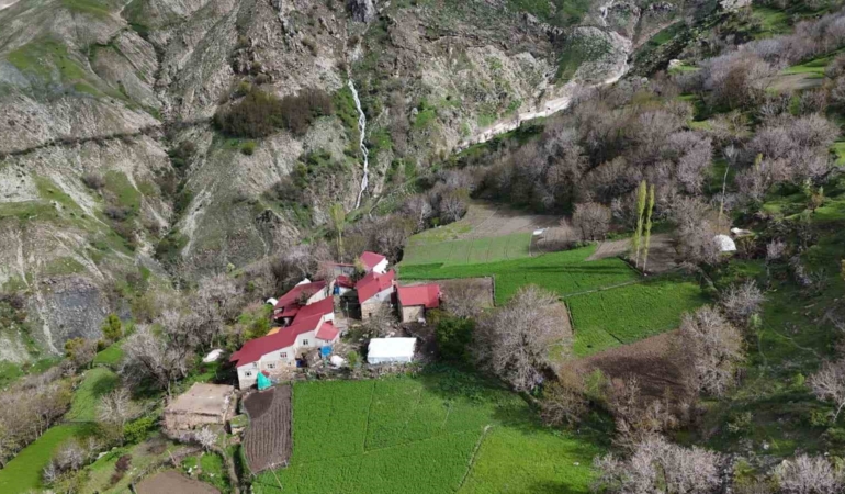 mereto-dagi-eteklerinde-dogal-kar-tunelleri-ve-kar-magaralari-doga-tutkunlari-icin-buyuleyici-bir-SGUatRmj.jpg