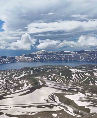 nemrut-kalderasi-karla-bezenmis-yaz-ve-kis-manzaralarinin-bulusmasi-6Sv2C34d.jpg
