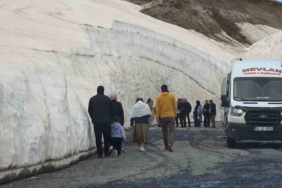 nemrut-kalderasi-yolunda-kar-tunelleri-ziyaretciler-icin-buyuleyici-kis-manzarasi-72IrK1HB.jpg