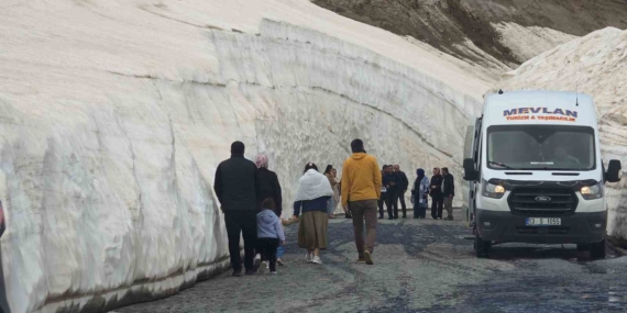Nemrut Kalderası Yolunda Kar Tünelleri: Ziyaretçiler İçin Büyüleyici Kış Manzarası