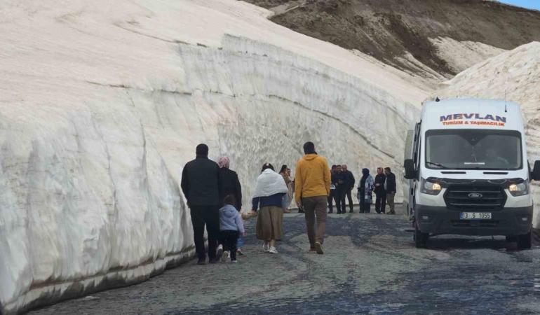 nemrut-kalderasi-yolunda-kar-tunelleri-ziyaretciler-icin-buyuleyici-kis-manzarasi-72IrK1HB.jpg