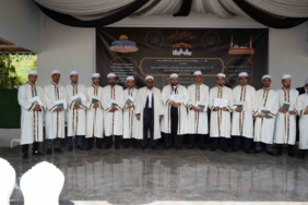 nur-medresesinde-13-hafiz-icin-icazet-toreni-coskuyla-gerceklesti-82uEhXXb.jpg
