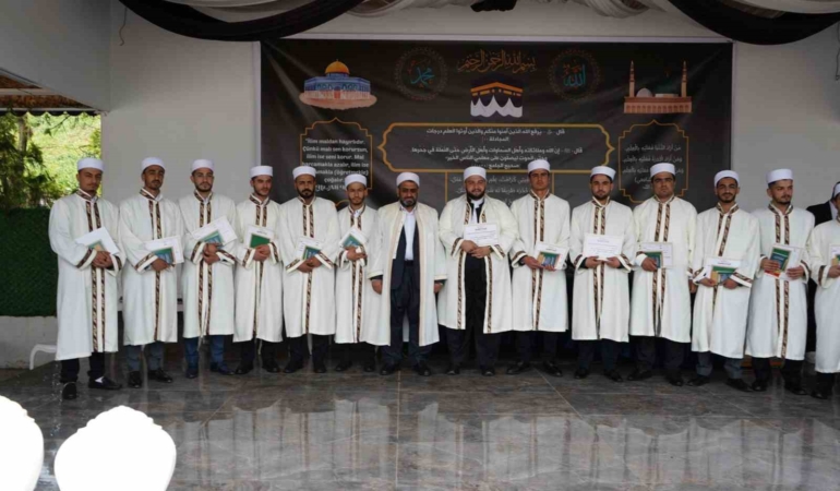 nur-medresesinde-13-hafiz-icin-icazet-toreni-coskuyla-gerceklesti-82uEhXXb.jpg