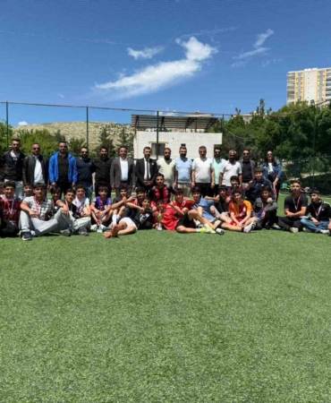 silvan-mesleki-ve-teknik-anadolu-lisesinde-siniflar-arasi-futbol-turnuvasi-buyuk-cosku-ile-tamamlandi-QRzLak4z.jpg