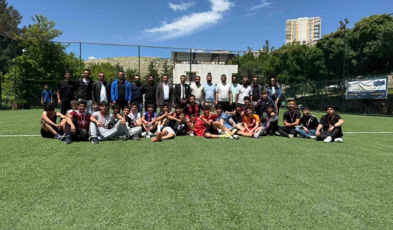 silvan-mesleki-ve-teknik-anadolu-lisesinde-siniflar-arasi-futbol-turnuvasi-buyuk-cosku-ile-tamamlandi-QRzLak4z.jpg