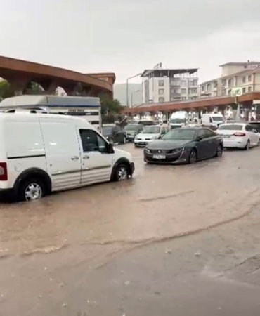 veysel-karani-beldesinde-saganak-sonrasi-is-yerleri-ve-seralar-su-altinda-zUew1gfB.jpg